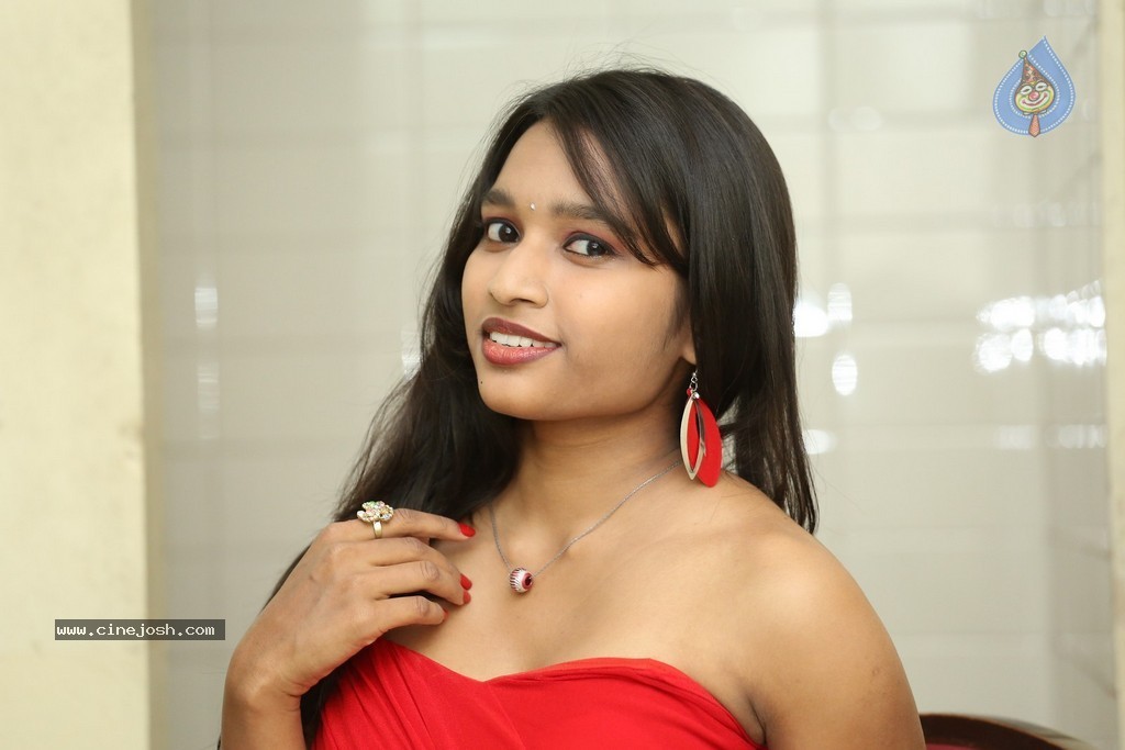 Shruti Jha Hot Stills - 48 / 105 photos