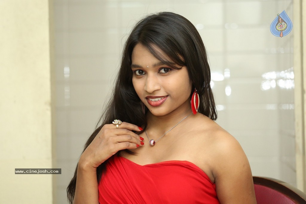 Shruti Jha Hot Stills - 53 / 105 photos