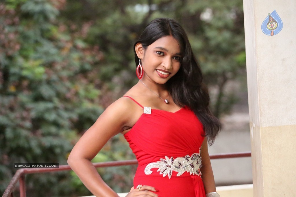 Shruti Jha Hot Stills - 55 / 105 photos