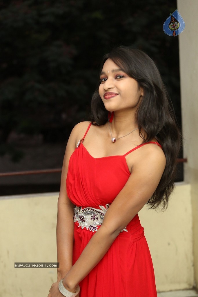 Shruti Jha Hot Stills - 56 / 105 photos