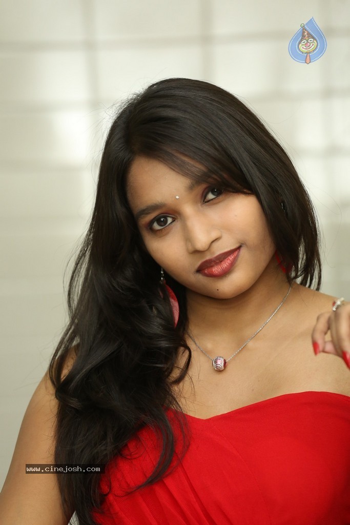 Shruti Jha Hot Stills - 57 / 105 photos