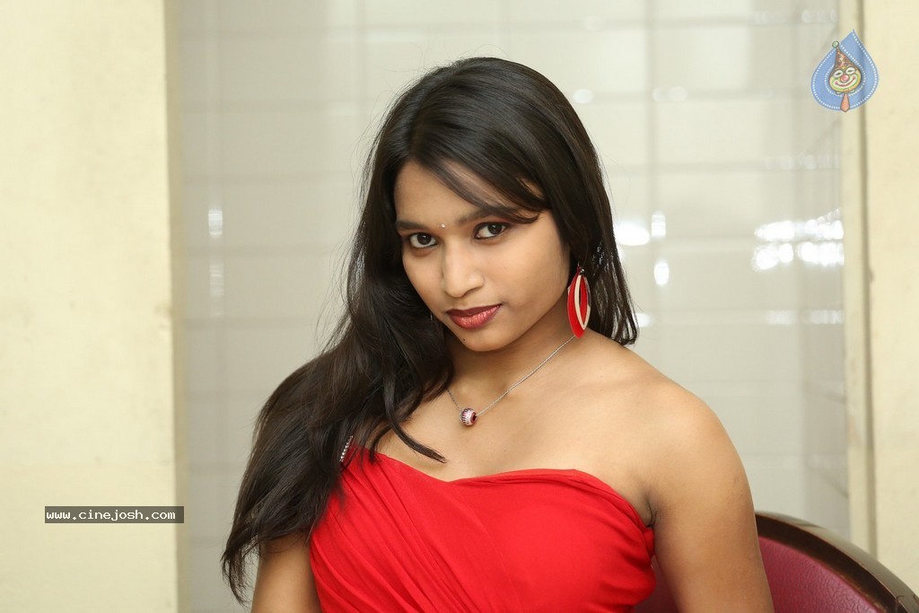 Shruti Jha Hot Stills - 59 / 105 photos