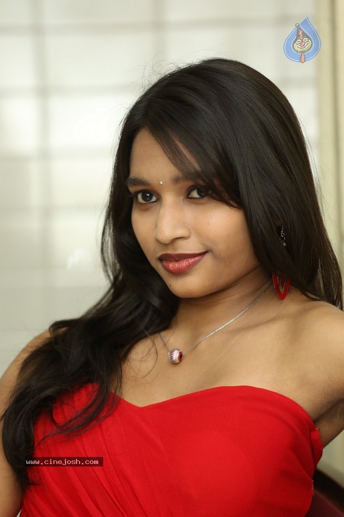 Shruti Jha Hot Stills - 63 / 105 photos