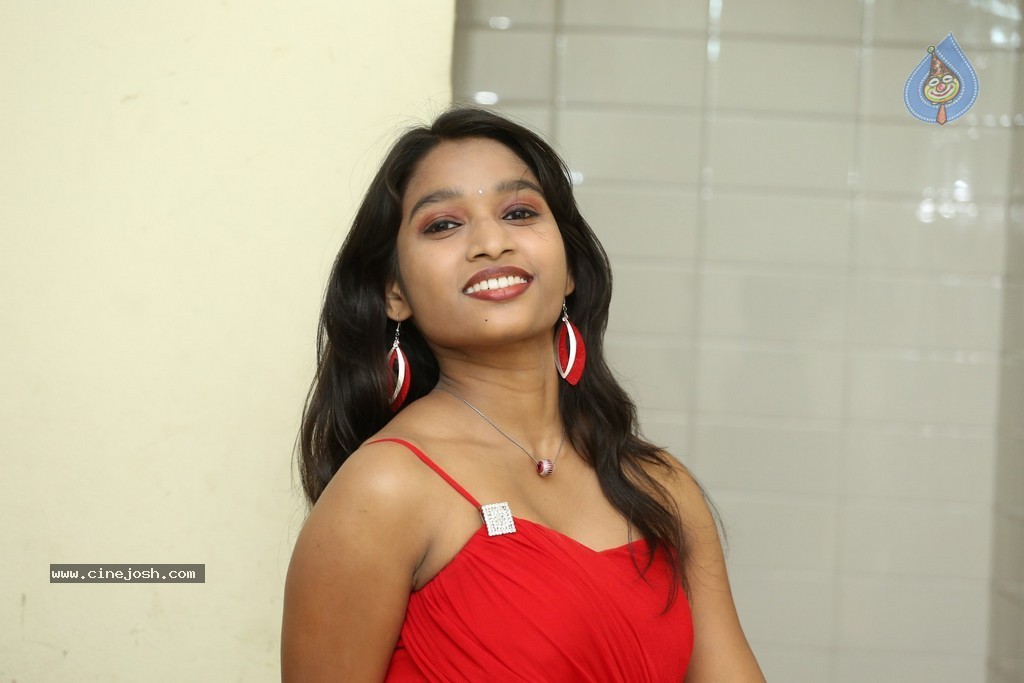 Shruti Jha Hot Stills - 75 / 105 photos