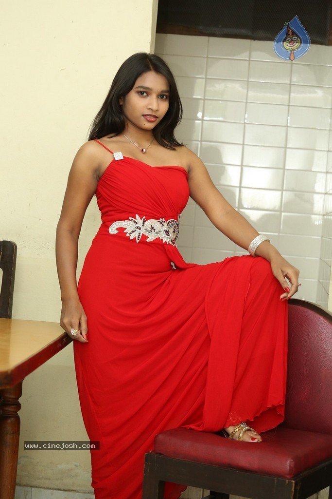 Shruti Jha Hot Stills - 77 / 105 photos