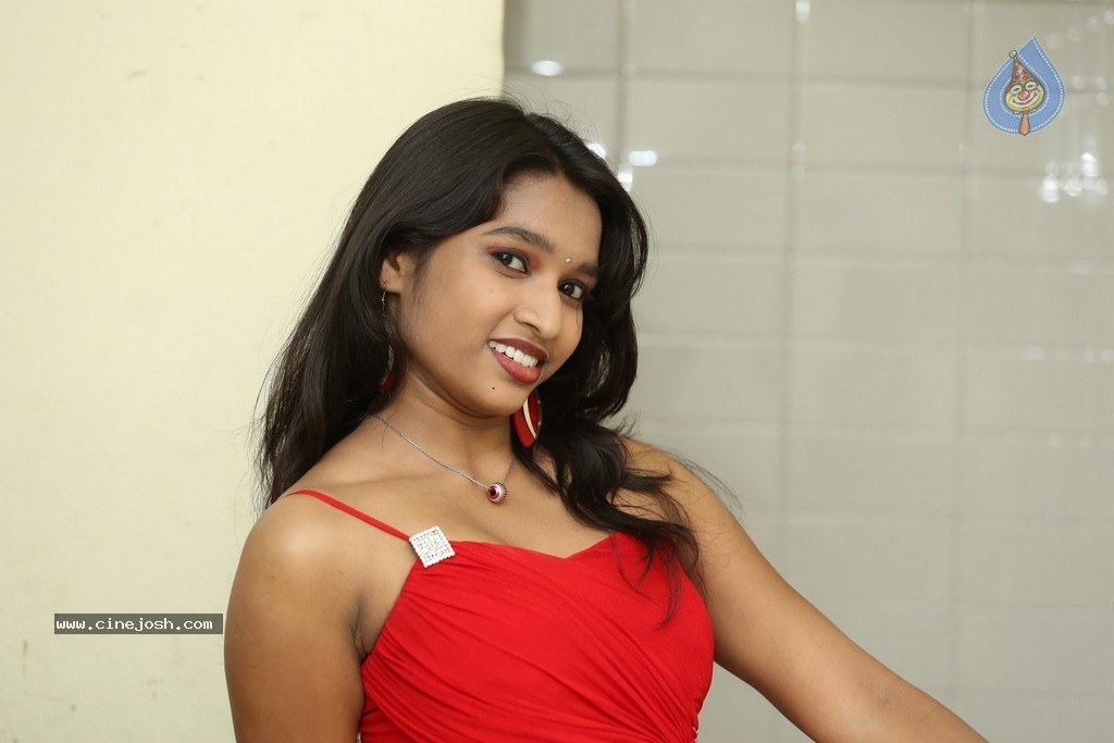 Shruti Jha Hot Stills - 84 / 105 photos