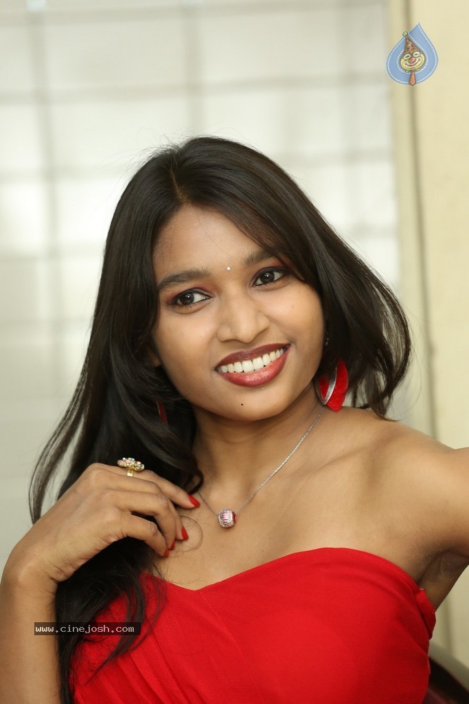 Shruti Jha Hot Stills - 85 / 105 photos