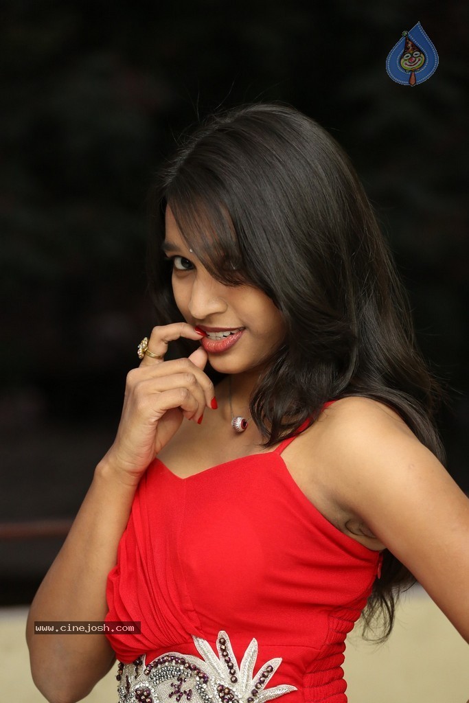 Shruti Jha Hot Stills - 90 / 105 photos