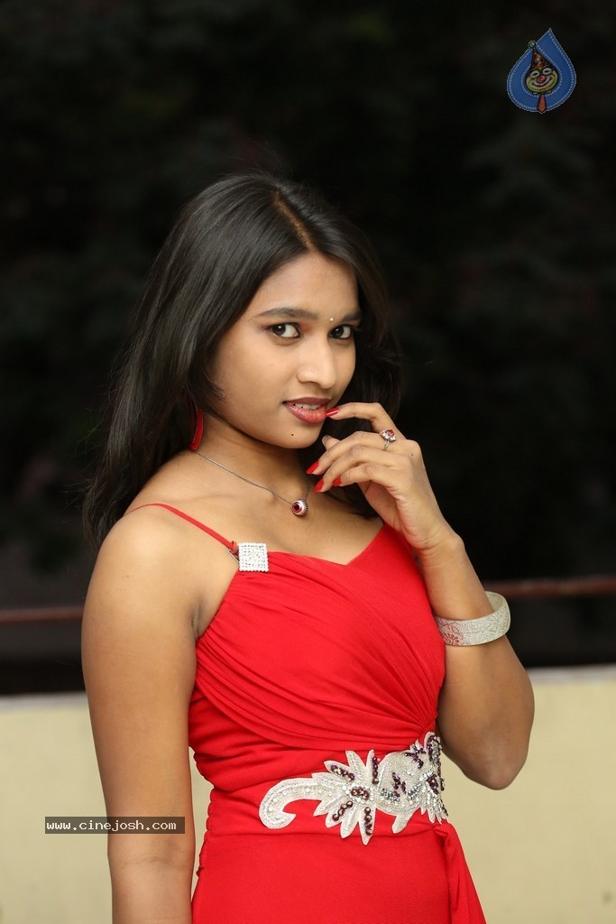 Shruti Jha Hot Stills - 96 / 105 photos