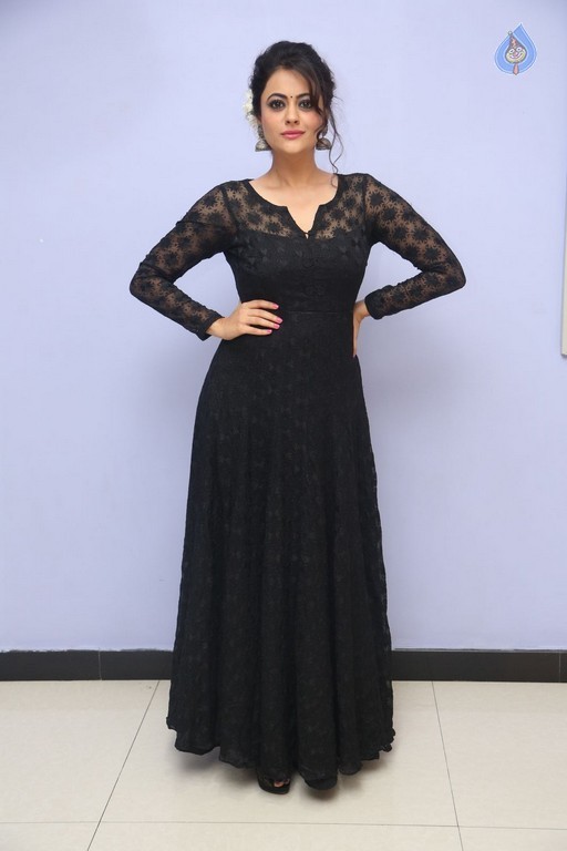 Shruti Sodhi New Gallery - 40 / 60 photos