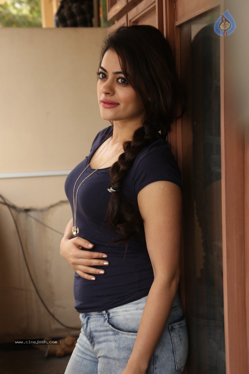Shruti Sodhi New Stills - 23 / 90 photos