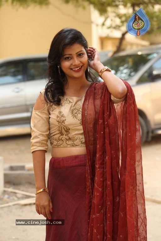 Shubhangi Pant Stills - 10 / 21 photos