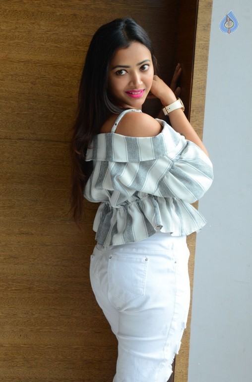 Shweta Basu Prasad New Pics - 5 / 42 photos