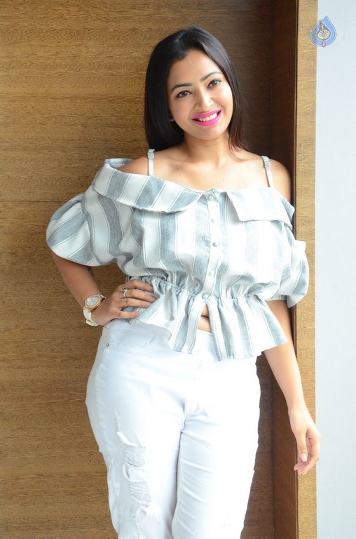 Shweta Basu Prasad New Pics - 14 / 42 photos