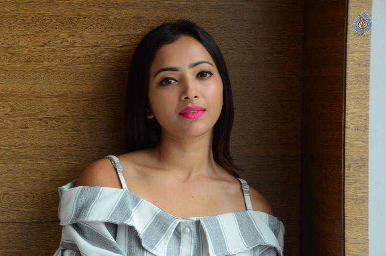 Shweta Basu Prasad New Pics - 18 / 42 photos