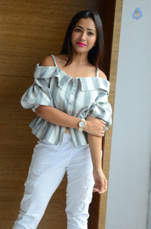 Shweta Basu Prasad New Pics - 21 / 42 photos