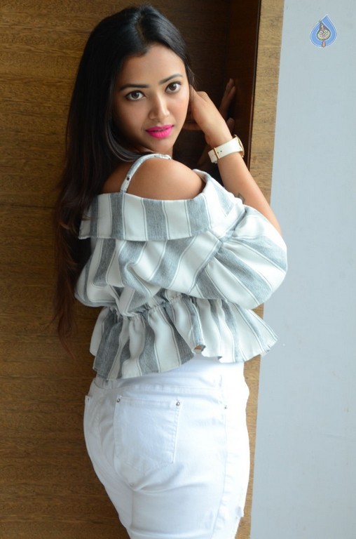 Shweta Basu Prasad New Pics - 27 / 42 photos