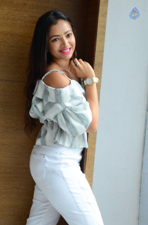 Shweta Basu Prasad New Pics - 28 / 42 photos