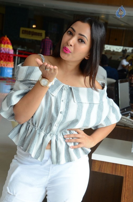 Shweta Basu Prasad New Pics - 31 / 42 photos