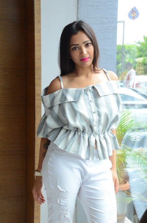 Shweta Basu Prasad New Pics - 41 / 42 photos