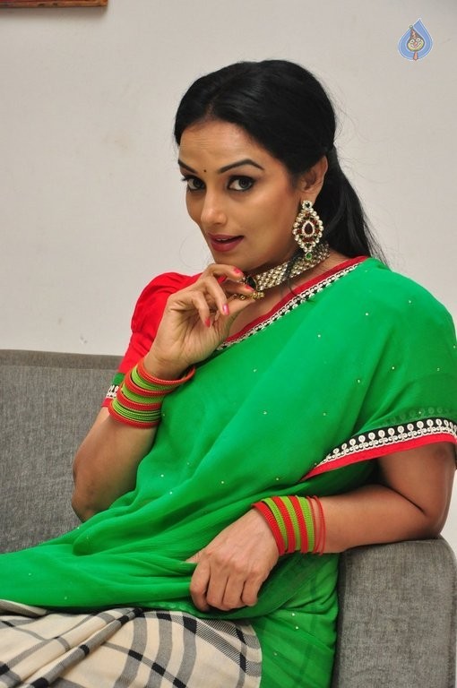 Shweta Menon Latest Photos - 10 / 34 photos