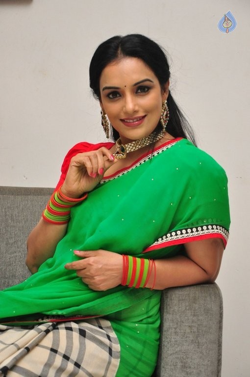 Shweta Menon Latest Photos - 25 / 34 photos