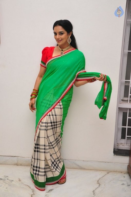 Shweta Menon Latest Photos - 28 / 34 photos