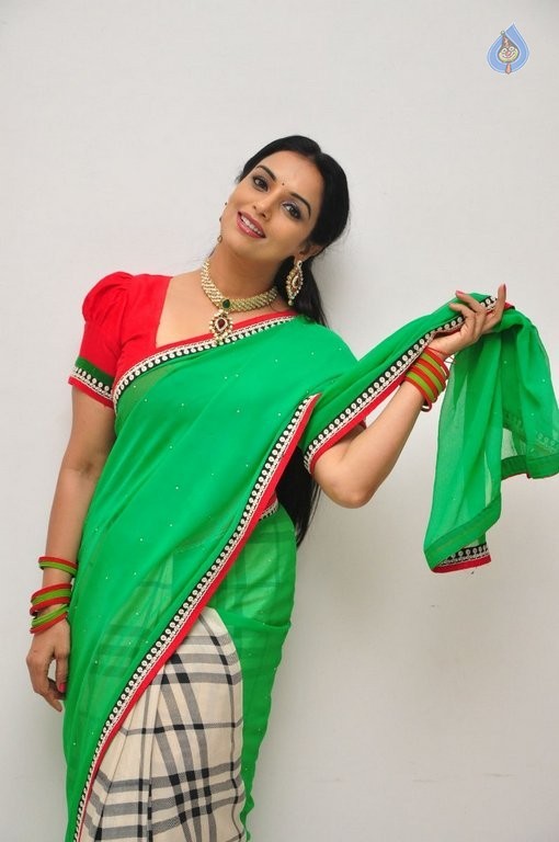 Shweta Menon Latest Photos - 30 / 34 photos