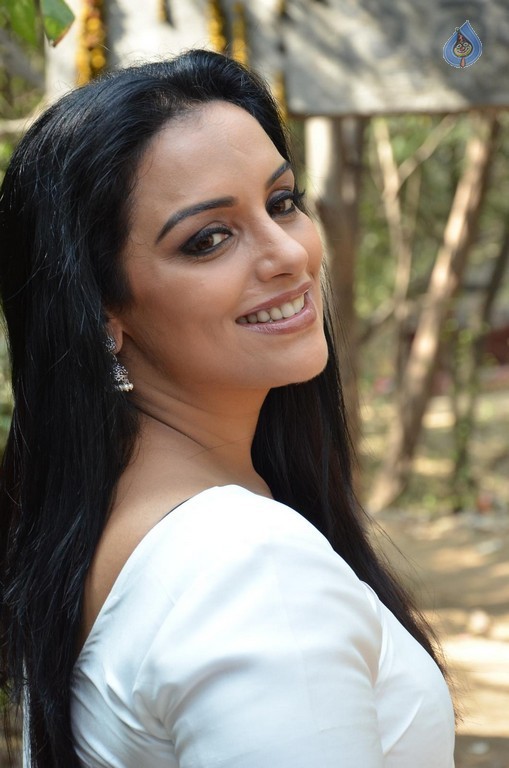 Shweta Menon New photos - 4 / 29 photos