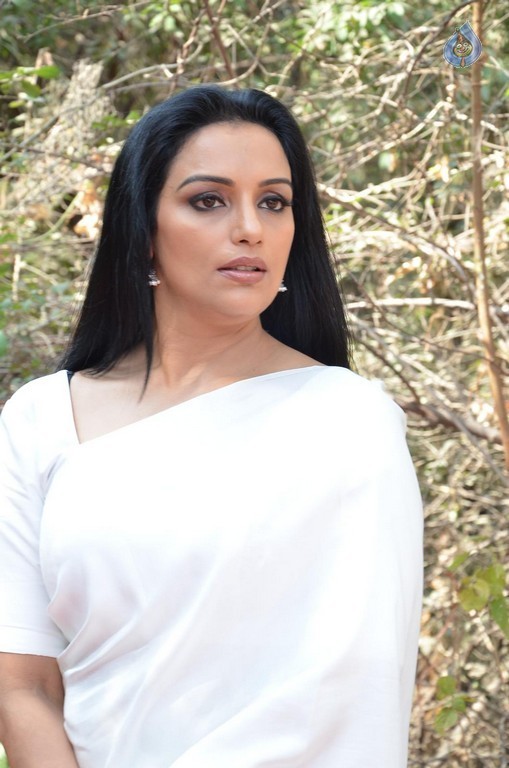 Shweta Menon New photos - 8 / 29 photos