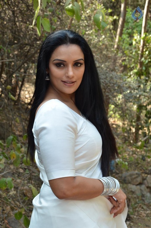 Shweta Menon New photos - 9 / 29 photos