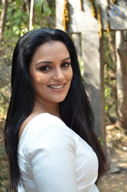 Shweta Menon New photos - 14 / 29 photos