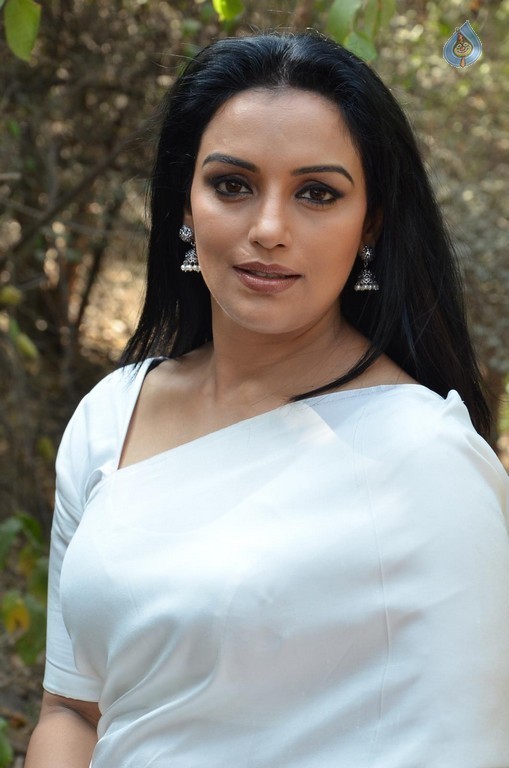 Shweta Menon New photos - 22 / 29 photos