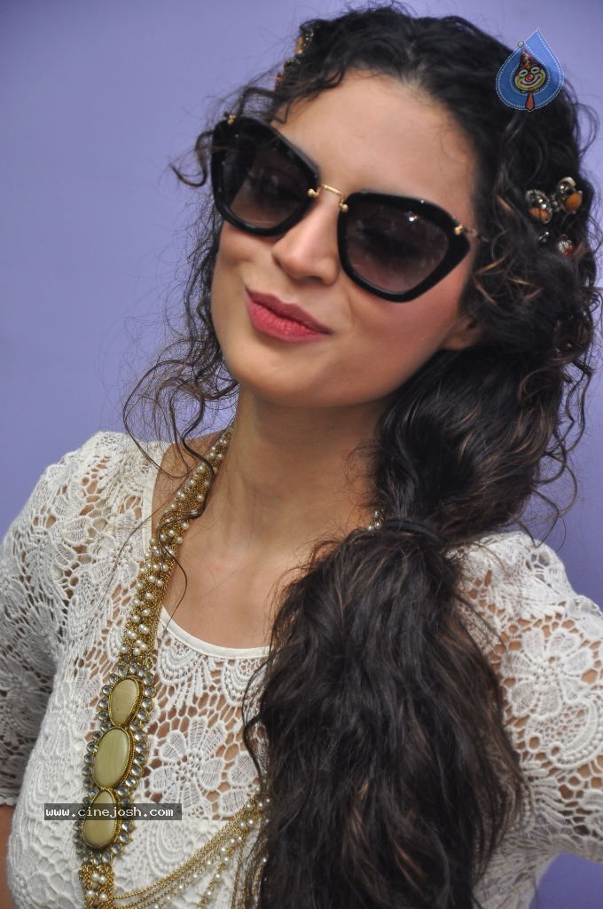 Shwetha Bharadwaj New Stills - 12 / 72 photos