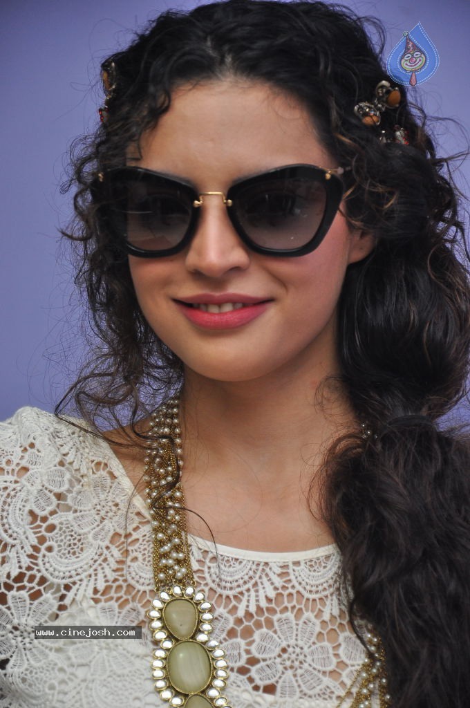 Shwetha Bharadwaj New Stills - 19 / 72 photos