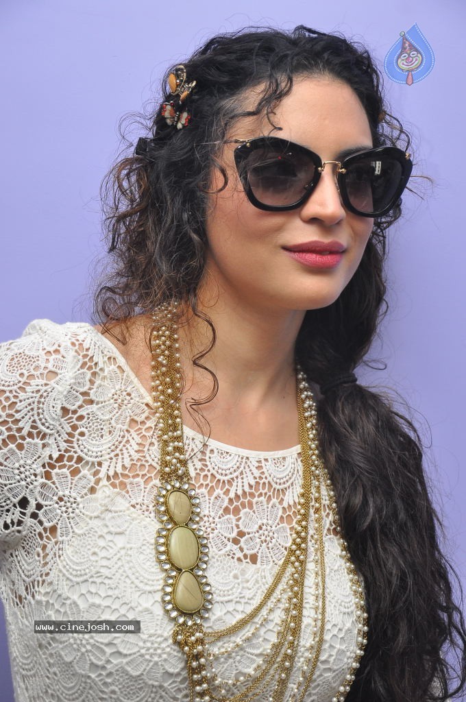 Shwetha Bharadwaj New Stills - 62 / 72 photos