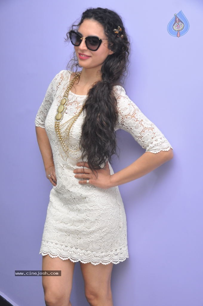 Shwetha Bharadwaj New Stills - 65 / 72 photos