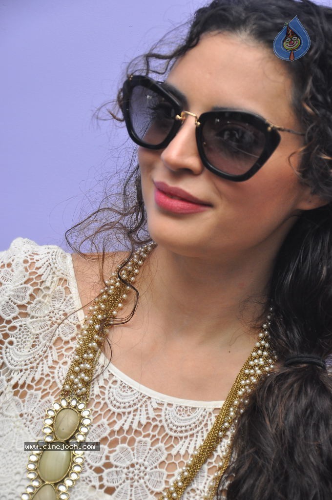 Shwetha Bharadwaj New Stills - 70 / 72 photos