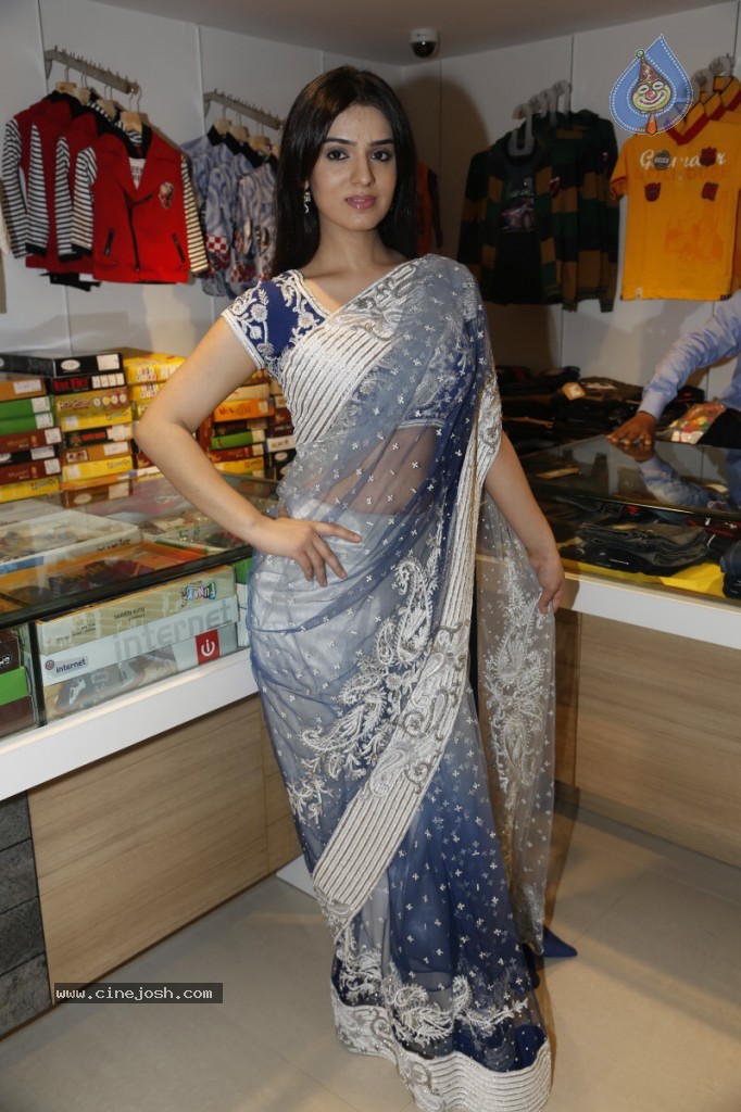 Siddhika Sharma Hot Photos - 19 / 94 photos