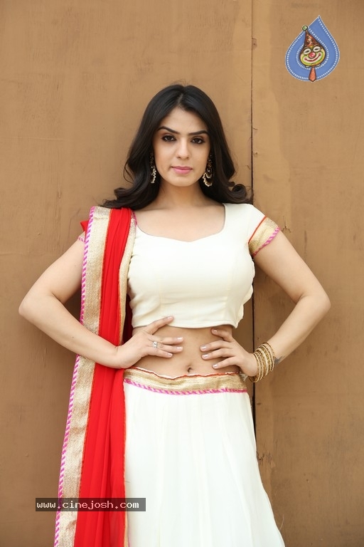 Siddhika Sharma Stills - 11 / 21 photos