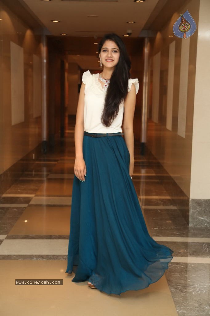 Simran Chowdhary New Stills - 27 / 98 photos
