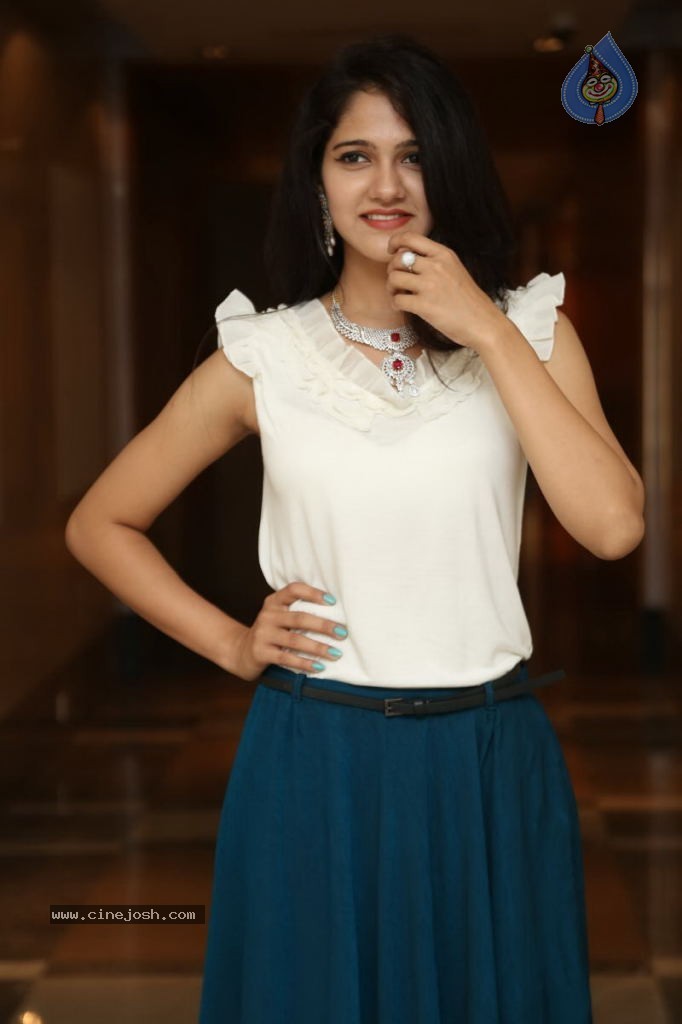 Simran Chowdhary New Stills - 30 / 98 photos