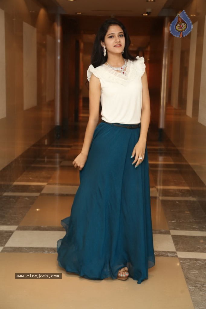 Simran Chowdhary New Stills - 45 / 98 photos