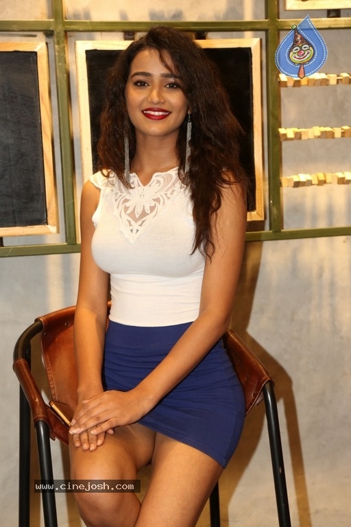 Simran Gupta New Pics - 5 / 14 photos