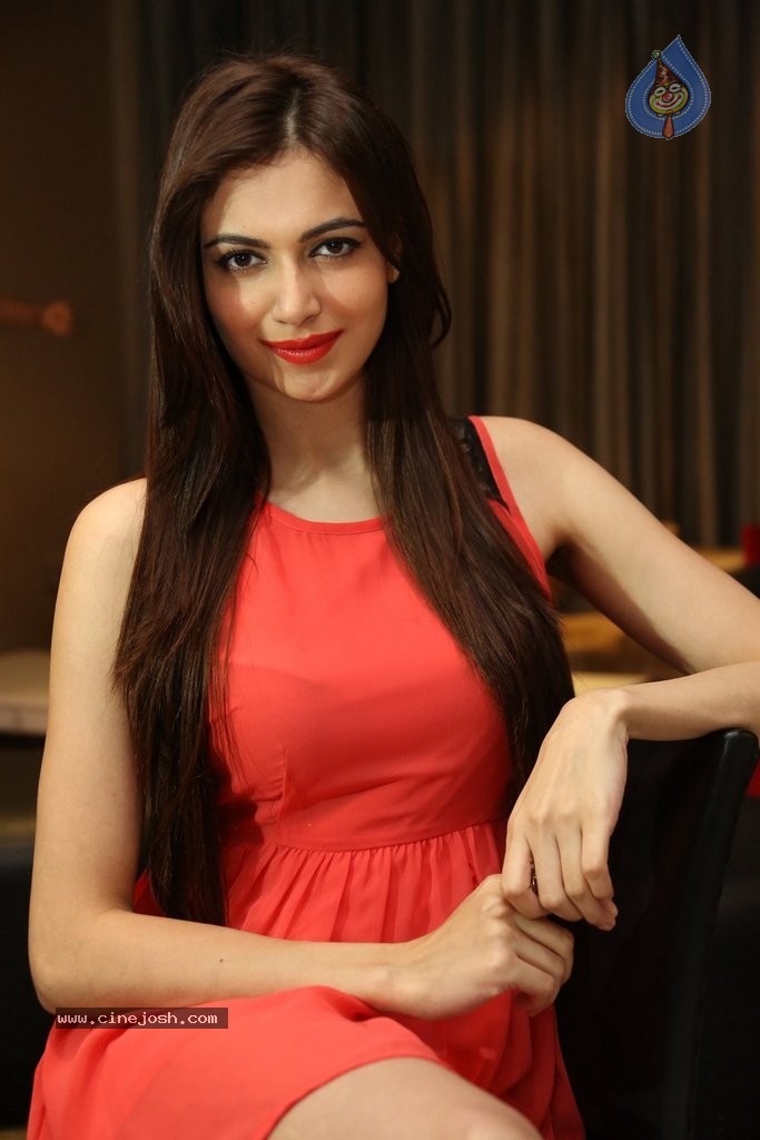 Simran Kaur Mundi New Stills - 32 / 136 photos