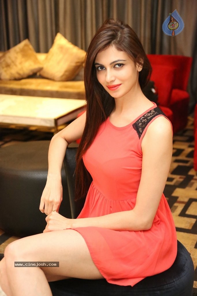 Simran Kaur Mundi New Stills - 107 / 136 photos