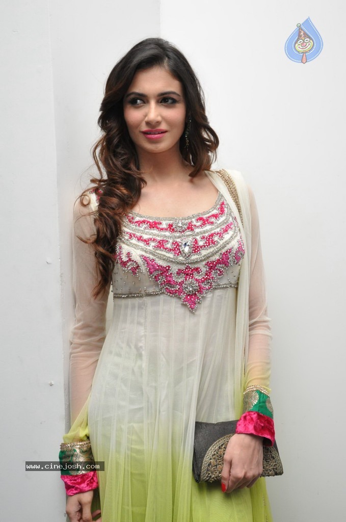 Simran Kaur New Gallery - 44 / 68 photos