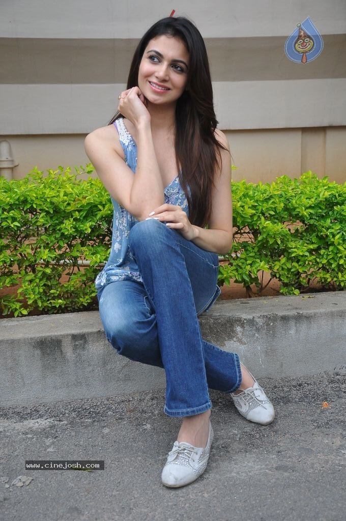 Simran Kaur New Photos - 15 / 43 photos
