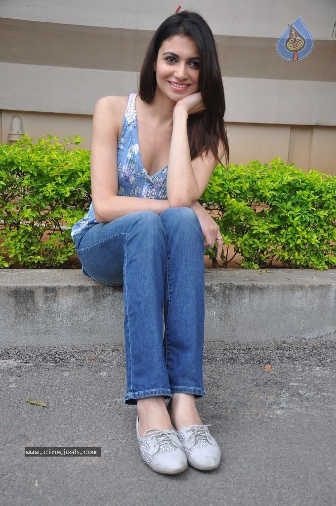 Simran Kaur New Photos - 19 / 43 photos
