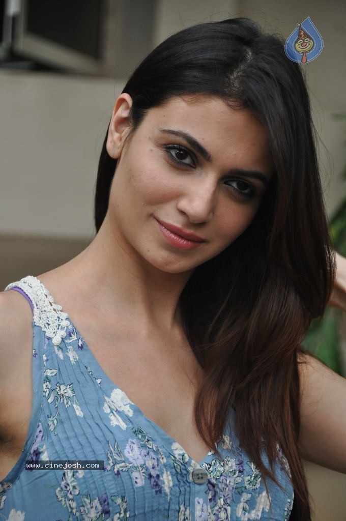 Simran Kaur New Photos - 34 / 43 photos